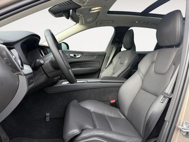 Volvo XC60 2.0 T6 Plug-in hybrid AWD Plus Dark | Trekhaak | Panormadak | Lederen bekleding | Adaptive Cruise Control |