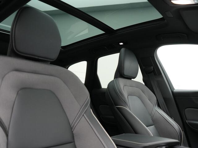 Volvo XC60 Recharge T6 AWD R-Design Plug In Hybrid 341pk Dealer O.H. PHEV | Panodak | Adaptive Cruise | 360 Camera | Google Assistent | Lederen Sportstoelen Memory & Verwarmd | Apple Carplay | Keyless | Virtual | Navigatie | DAB |