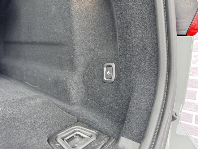 Volvo XC60 2.0 T6 Plug-in hybrid AWD Plus Dark | Trekhaak | 360 Camera | Schuif-/Kanteldak | Stoel-/Stuurverwarming | Adaptive Cruise Control | Elektrisch Verstelbare Voorstoelen