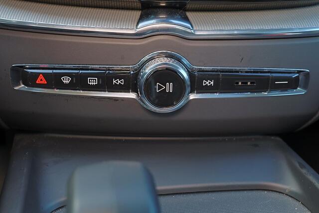 Volvo XC60 T6 Recharge AWD Plus Dark - Panorama/schuifdak - IntelliSafe Assist & Surround - 360º Camera - Verwarmde voorstoelen, stuur & achterbank - Parkeersensoren voor & achter - Elektr. bedienb. voorstoelen met geheugen - Draadloze tel. lader - Elektr. inklapbar