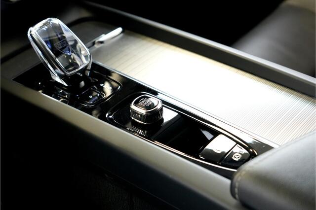 Volvo XC60 2.0 B5 MHEV 195kW/265pk Aut8 Plus Dark GOOGLE DASH&SERVICES + HIGH PERF AUDIO + PILOT ASSIST + HEAD-UP DISPLAY + ADAPT.CRUISE + STANDKACHEL + STOELVERWARMING V&A + BLIS + LANE ASSIST + STUURVERWARMING + ON-CALL + EL.TREKHAAK + PARKSENSOREN + 20" LM-VELGEN