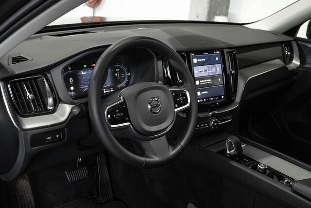 Volvo XC60 T8 Plug-in hybrid AWD Ultra Dark | 360° Parkeercamera | Stoelverwarming | 21'' Lichtmetalen velgen | Luchtvering | Electrische Wegklapbare Trekhaak | Harman Kardon Premium Audio | Google Infotainment | Longe Range