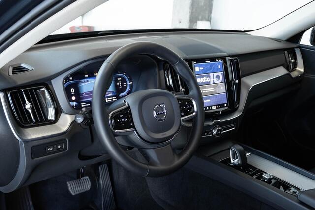 Volvo XC60 T6 Plug-in hybrid AWD Plus Dark | Adaptive cruise control | 360° parkeercamera | BLIS | Wegklapbare trekhaak | Panoramadak | Stoel en stuurwielverwarming | Lederen bekleding | Google infotainment | Parkeersensoren voor + achter