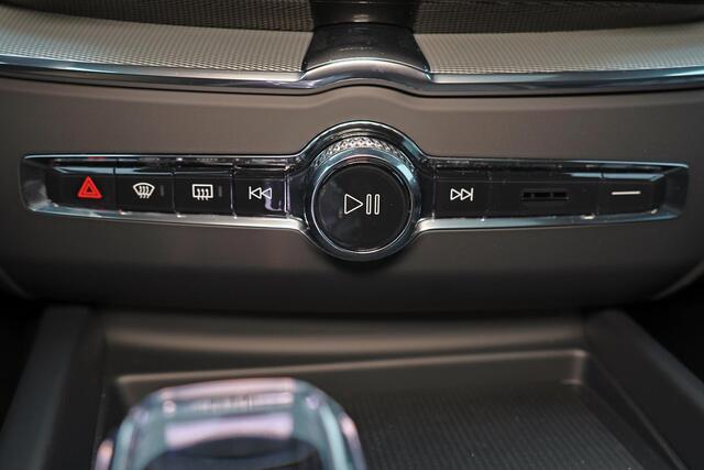 Volvo XC60 T6 Recharge AWD Ultra Black Edition - Panorama/schuifdak - IntelliSafe Assist & Surround - 360º Camera - Harman/Kardon audio - Adaptieve LED koplampen - Verwarmde voorstoelen, stuur & achterbank - Parkeersensoren voor & achter - Elektr. bedienb. voorstoel