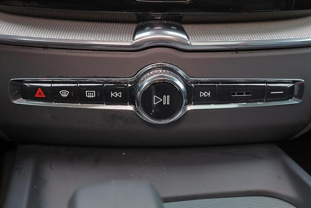 Volvo XC60 T6 Recharge AWD Plus Bright - Panorama/schuifdak - IntelliSafe Assist & Surround - 360º Camera - Harman/Kardon audio - Adaptieve LED koplampen - Verwarmde voorstoelen, stuur & achterbank - Parkeersensoren voor & achter - Elektr. bedienb. voorstoelen met g