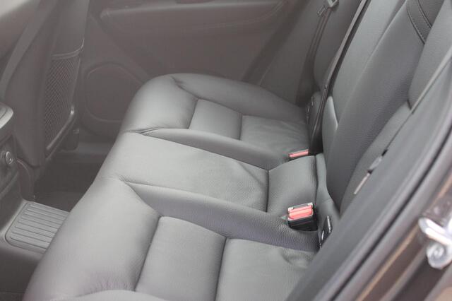 Volvo XC60 T6 350PK Automaat Plug-in hybrid AWD Ultra Dark Head-up display / Semi elektrisch wegklapbare trekhaak / Panoramisch schuif-kanteldak / Harman Kardon audio