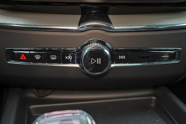 Volvo XC60 T6 Recharge AWD Plus Black Edition - Panorama/schuifdak - IntelliSafe Assist & Surround - 360º Camera - Harman/Kardon audio - Adaptieve LED koplampen - Verwarmde voorstoelen, stuur & achterbank - Parkeersensoren voor & achter - Elektr. bedienb. voorstoele