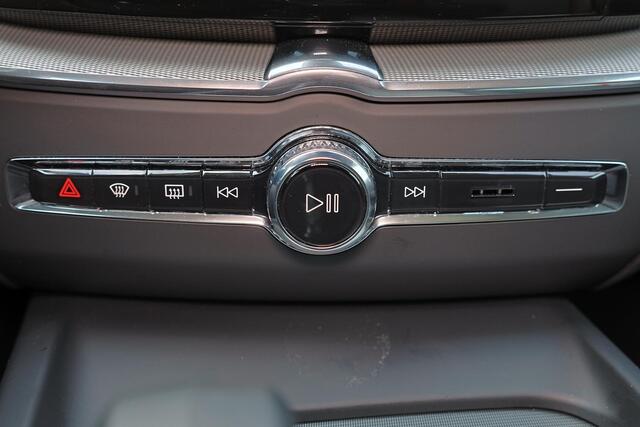 Volvo XC60 T6 Recharge AWD Plus Dark - Panorama/schuifdak - IntelliSafe Assist & Surround - 360º Camera - Harman/Kardon audio - Adaptieve LED koplampen - Verwarmde voorstoelen, stuur & achterbank - Parkeersensoren voor & achter - Elektr. bedienb. voorstoelen met geh