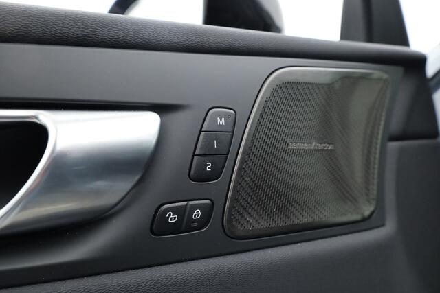 Volvo XC60 2.0 T6 Plug-in hybrid AWD Plus Dark | Pano | Elek. Trekhaak | Harman Kardon | Memory | CarPlay | Camera