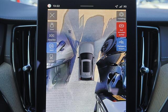 Volvo XC60 T6 Recharge AWD Ultra Dark - Panorama/schuifdak - IntelliSafe Assist & Surround - 360º Camera - Harman/Kardon audio - Adaptieve LED koplampen - Verwarmde voorstoelen, stuur & achterbank - Parkeersensoren voor & achter - Elektr. bedienb. voorstoelen met ge