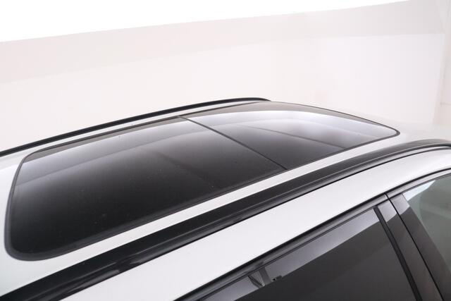 Volvo XC60 2.0 T8 Twin Engine AWD R-Design Luchtvering, Stoelverwarming, Panorama, Apple Carplay,