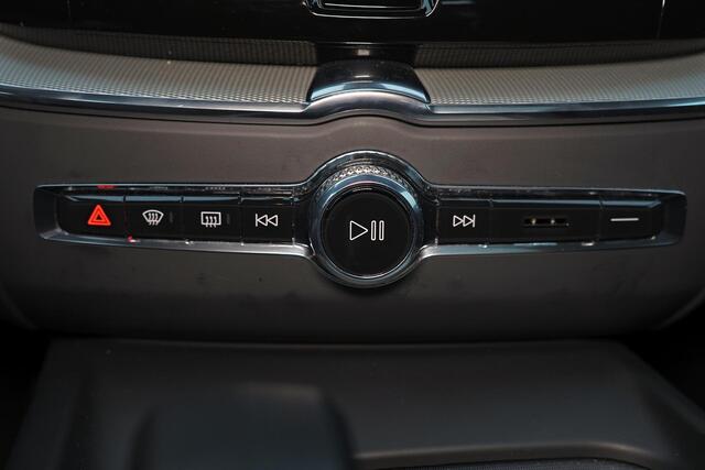 Volvo XC60 T6 Recharge AWD Plus Dark - Panorama/schuifdak - IntelliSafe Assist & Surround - 360º Camera - Verwarmde voorstoelen, stuur & achterbank - Parkeersensoren voor & achter - Elektr. bedienb. voorstoelen met geheugen - Draadloze tel. lader - Elektr. inklapbar