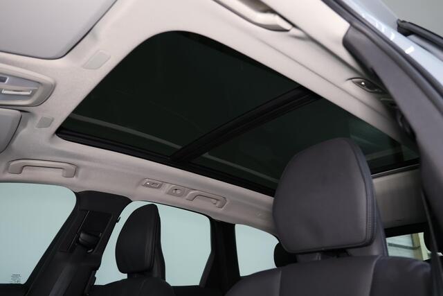 Volvo XC60 T6 Recharge AWD Plus Dark - Panorama/schuifdak - IntelliSafe Assist & Surround - 360º Camera - Verwarmde voorstoelen, stuur & achterbank - Parkeersensoren voor & achter - Elektr. bedienb. voorstoelen met geheugen - Draadloze tel. lader - Elektr. inklapbar