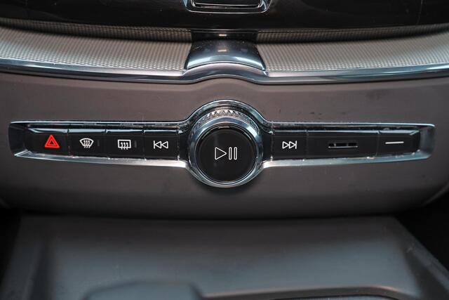 Volvo XC60 T6 Recharge AWD Plus Dark - Panorama/schuifdak - IntelliSafe Assist & Surround - 360º Camera - Verwarmde voorstoelen, stuur & achterbank - Parkeersensoren voor & achter - Elektr. bedienb. voorstoelen met geheugen - Draadloze tel. lader - Elektr. inklapbar