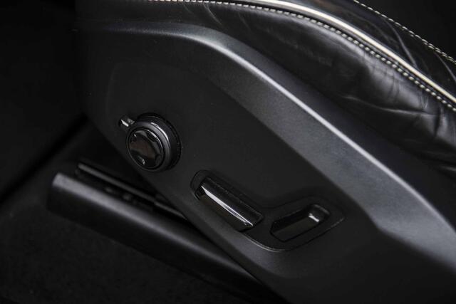 Volvo XC60 2.0 T6 Plug-in hybrid AWD R-Design | Long Range | Trekhaak | Panoramadak | 21" velgen | Adaptive cruise control | Stoel- en stuurwielverwarming | Achteruitrijcamera | Getint glas |