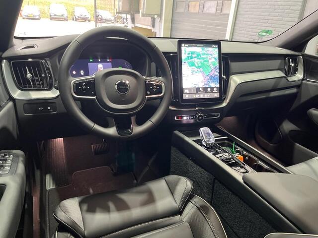Volvo XC60 T6 Plug-in hybrid Plus Black Edition | FACELIFT | Trekhaak | 360° Camera | Head-Up | Panoramadak | 22 Inch