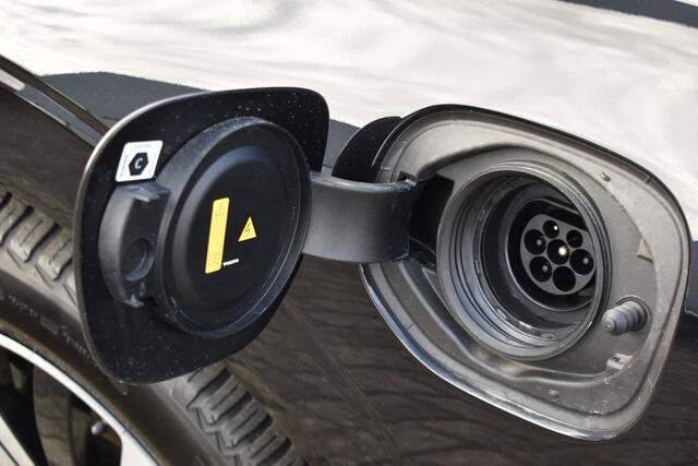 Volvo XC60 T6 350PK Automaat Plug-in hybrid AWD Plus Dark | Trekhaak | ACC | Allseason | Blis | Leder | Stuurverwarming