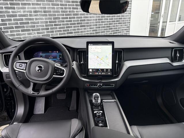 Volvo XC60 2.0 T6 Plug-in hybrid AWD Plus Black Edition | Facelift | Adaptieve Cruise Control | Panoramadak | Harman Kardon Audio | 21" Velgen | 360° Parkeercamera | Stoel-/Stuurverwarming |