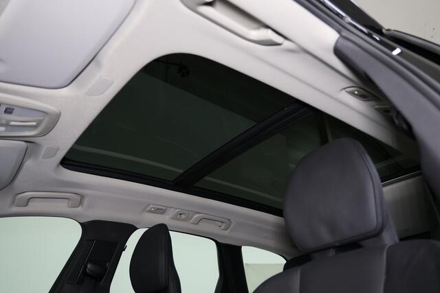 Volvo XC60 T6 Recharge AWD Plus Dark - Panorama/schuifdak - IntelliSafe Assist & Surround - 360º Camera - Verwarmde voorstoelen, stuur & achterbank - Parkeersensoren voor & achter - Elektr. bedienb. voorstoelen met geheugen - Draadloze tel. lader - Elektr. inklapbar