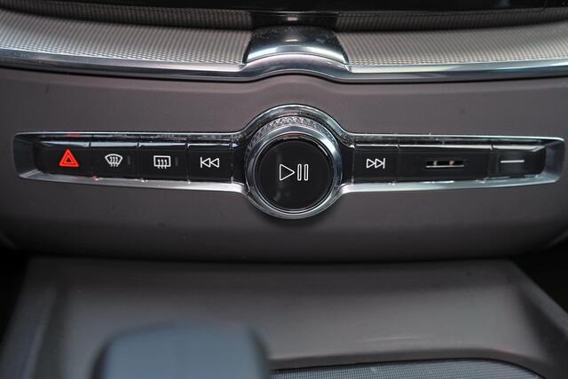 Volvo XC60 T6 Recharge AWD Plus Dark - Panorama/schuifdak - IntelliSafe Assist & Surround - 360º Camera - Verwarmde voorstoelen, stuur & achterbank - Parkeersensoren voor & achter - Elektr. bedienb. voorstoelen met geheugen - Draadloze tel. lader - Elektr. inklapbar