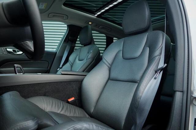 Volvo XC60 2.0 T6 Plug-in hybrid AWD Inscription / Pano / Trekhaak / Stoel&Stuurwielverwarming