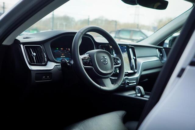 Volvo XC60 2.0 T6 Plug-in hybrid AWD Inscription / Pano / Trekhaak / Stoel&Stuurwielverwarming