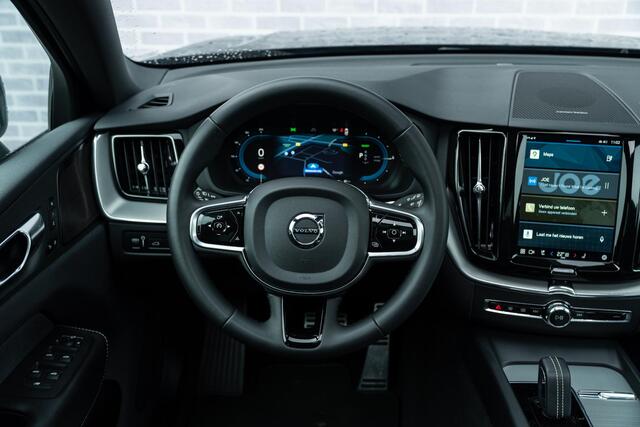 Volvo XC60 T6 Plug-in hybrid AWD R-Design Aut. | Long Range | Google Maps | Adaptieve Cruise Control | Panoramadak | Trekhaak | Harman Kardon Audio | Stoel-/Stuur-/Voorruitverwarming | Parkeercamera |