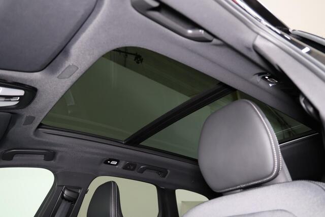 Volvo XC60 T6 Recharge AWD Plus Black Edition - Panorama/schuifdak - IntelliSafe Assist & Surround - 360º Camera - Harman/Kardon audio - Adaptieve LED koplampen - Verwarmde voorstoelen, stuur & achterbank - Parkeersensoren voor & achter - Elektr. bedienb. voorstoele