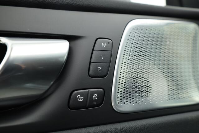 Volvo XC60 2.0 T8 Plug-in hybrid AWD Ultra Dark "Forest Lake" | Facelift | Memory | Pano | Luchtvering | Massage | Bowers & Wilkins