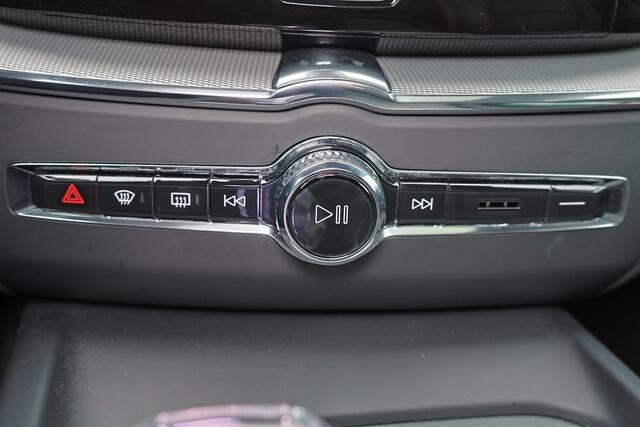 Volvo XC60 T8 Recharge AWD Ultra Black Edition - Luchtvering - Panorama/schuifdak - IntelliSafe Assist & Surround - 360º Camera - Harman/Kardon audio - Adaptieve LED koplampen - Verwarmde voorstoelen, stuur & achterbank - Parkeersensoren voor & achter - Elektr. bedi