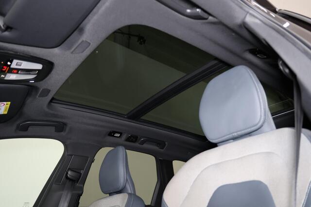 Volvo XC60 T8 Recharge AWD R-Design - Panorama/schuifdak - IntelliSafe Assist - Harman/Kardon audio - Adaptieve LED koplampen - Parkeercamera achter - Verwarmde voorstoelen, stuur & achterbank - Parkeersensoren voor & achter - Nappa Leder - Elektr. bedienb. voorstoe