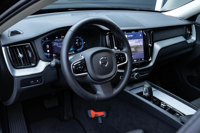 Volvo XC60 2.0 T6 Plug-in hybrid AWD Plus Dark Premium Audio by Harman en Kardon| Panoramadak| Semi Electrische Trekhaak| Lederen Interieur| Adaptieve Cruise Control| Blind Spot| Interieur Voorverwarming| Keyless Entry.
