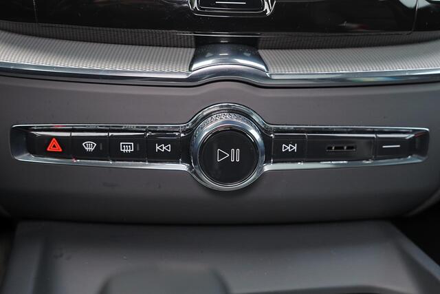 Volvo XC60 T6 Recharge AWD Core Bright - Panorama/schuifdak - IntelliSafe Assist & Surround - 360º Camera - Harman/Kardon audio - Adaptieve LED koplampen - Verwarmde voorstoelen, stuur & achterbank - Parkeersensoren voor & achter - Elektr. bedienb. voorstoelen met g