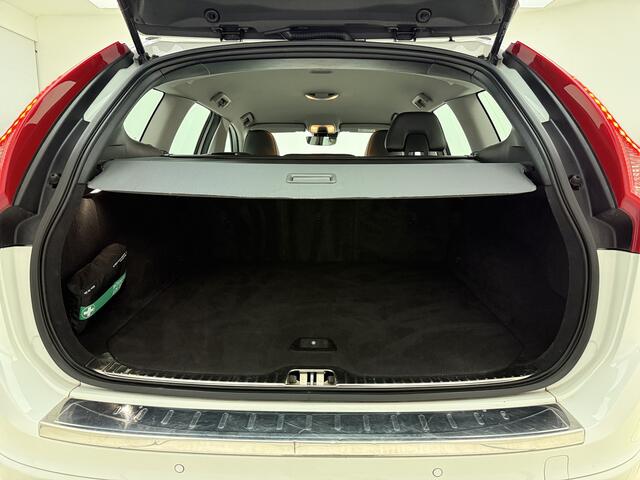 Volvo XC60 D3 Polar+ / Lederen bekleding / Stoelverwarming / Elektr. verstelbare stoel / Trekhaak / All-season banden /