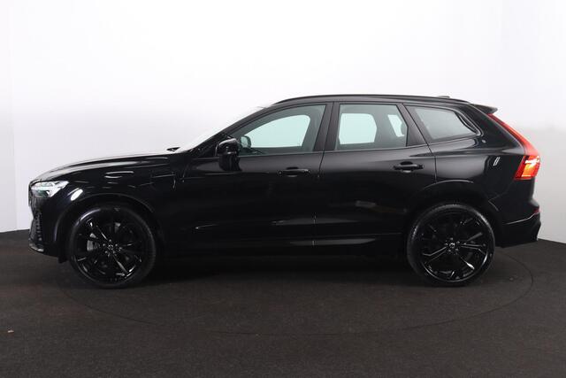 Volvo XC60 T6 Recharge AWD Plus Black Edition - Panorama/schuifdak - Adaptieve LED koplampen - Parkeercamera achter - Verwarmde voorstoelen, stuur & achterbank - Parkeersensoren voor & achter - Elektr. bedienb. voorstoelen met geheugen - Draadloze tel. lader - Cruis