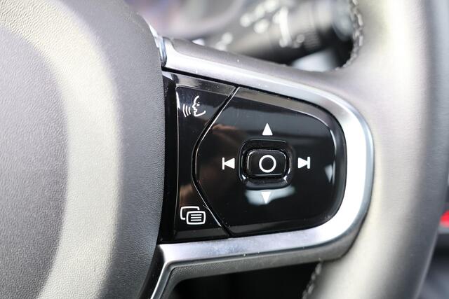 Volvo XC60 T6 Recharge AWD Plus Black Edition - Panorama/schuifdak - Adaptieve LED koplampen - Parkeercamera achter - Verwarmde voorstoelen, stuur & achterbank - Parkeersensoren voor & achter - Elektr. bedienb. voorstoelen met geheugen - Draadloze tel. lader - Cruis