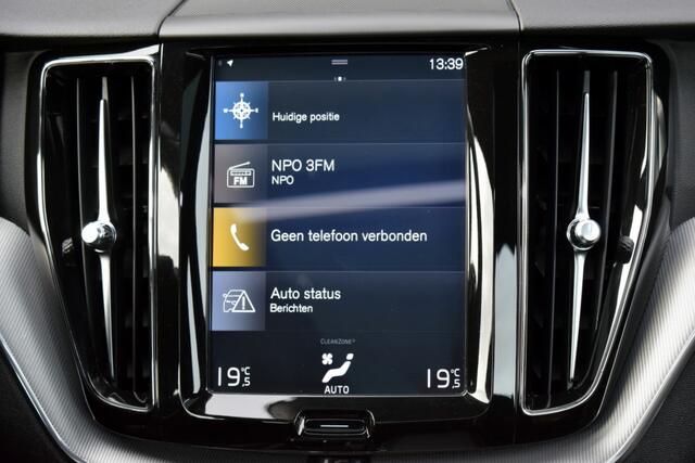 Volvo XC60 2.0 T5 250pk Automaat AWD R-Design LED | Panoramadak | Leder/Alcantara | Carplay | Trekhaak | Dealer Onderhouden!!