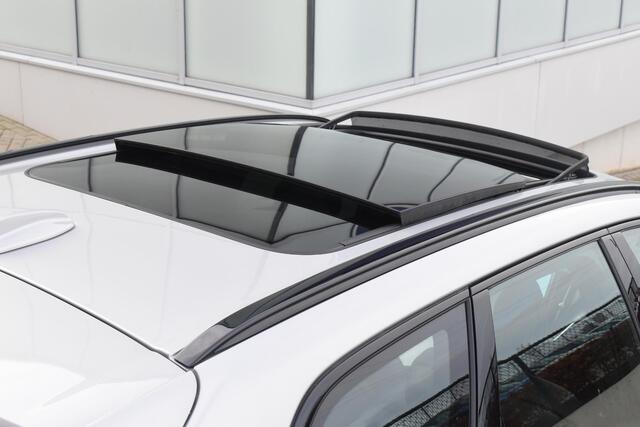 Volvo XC60 T6 350PK Automaat Plug-in Hybrid AWD Plus Dark / Navigatie / 360 Camera / Adaptieve Cruise Control / Stuur & Stoelverwarming / Elektr. Achterklep / Schuifdak / Trekhaak