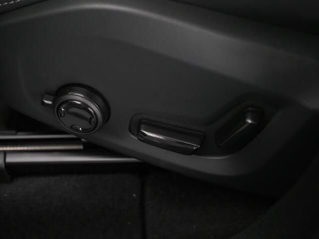 Volvo XC60 2.0 T6 Plug-in hybrid AWD Ultra Dark ''facelift'' | Luchtvering | Bowers & Wilkins | Masage Stoelen | Stoelventilatie | Voorstoelen En Achterstoelen Verwarmd | Trekhaak (elektrisch uitklapbaar)