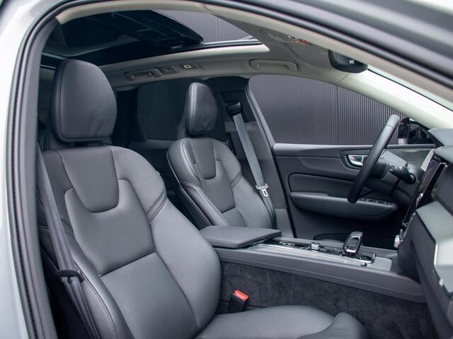 Volvo XC60 2.0 T8 Plug-in hybrid AWD Plus Dark | Adapt. Cruise | Stuurwiel verwarming | Trekhaak l Schuif- /kantel Pano l 360 cam l 20"