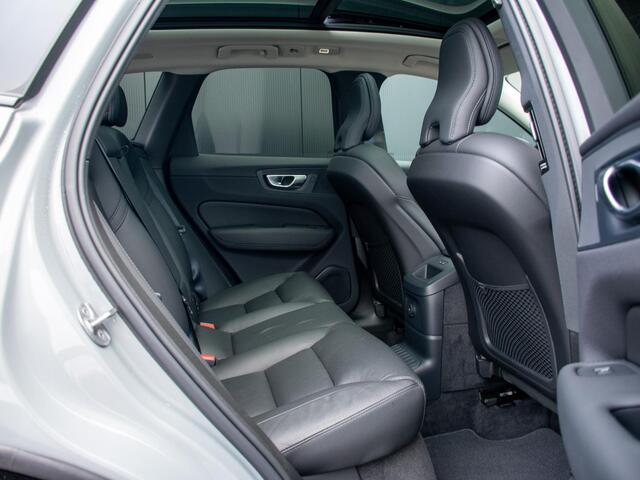 Volvo XC60 2.0 T8 Plug-in hybrid AWD Plus Dark | Adapt. Cruise | Stuurwiel verwarming | Trekhaak l Schuif- /kantel Pano l 360 cam l 20"