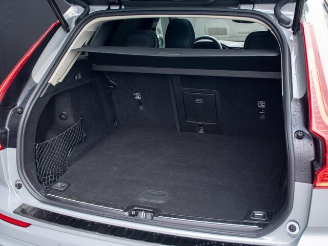 Volvo XC60 2.0 T8 Plug-in hybrid AWD Plus Dark | Adapt. Cruise | Stuurwiel verwarming | Trekhaak l Schuif- /kantel Pano l 360 cam l 20"