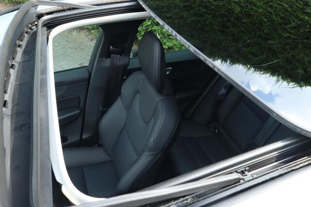 Volvo XC60 2.0 T6 Plug-in hybrid AWD Plus Dark | Trekhaak | Panoramadak | 360-camera |