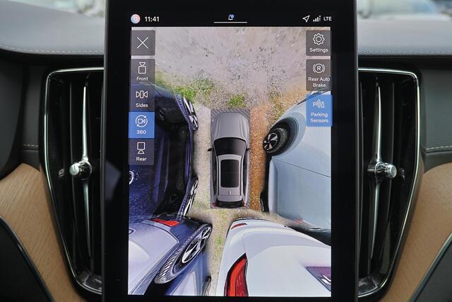 Volvo XC60 T6 Recharge AWD Ultra Dark - Panorama/schuifdak - IntelliSafe Assist & Surround - 360º Camera - Harman/Kardon audio - Adaptieve LED koplampen - Verwarmde voorstoelen, stuur & achterbank - Parkeersensoren voor & achter - Elektr. bedienb. voorstoelen met ge