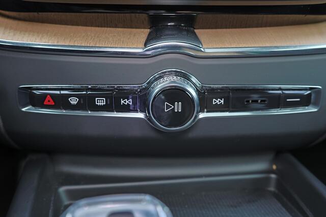 Volvo XC60 T6 Recharge AWD Ultra Dark - Panorama/schuifdak - IntelliSafe Assist & Surround - 360º Camera - Harman/Kardon audio - Adaptieve LED koplampen - Verwarmde voorstoelen, stuur & achterbank - Parkeersensoren voor & achter - Elektr. bedienb. voorstoelen met ge