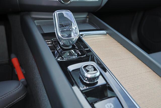 Volvo XC60 T6 Recharge AWD Ultra Dark - Panorama/schuifdak - IntelliSafe Assist & Surround - 360º Camera - Harman/Kardon audio - Adaptieve LED koplampen - Verwarmde voorstoelen, stuur & achterbank - Parkeersensoren voor & achter - Elektr. bedienb. voorstoelen met ge