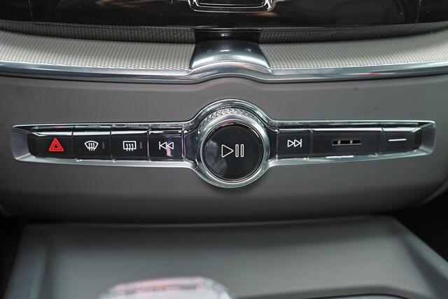 Volvo XC60 T6 Recharge AWD Plus Dark - Panorama/schuifdak - IntelliSafe Assist & Surround - Harman/Kardon audio - Parkeercamera achter - Verwarmde voorstoelen, stuur & achterbank - Parkeersensoren voor & achter - Elektr. bedienb. voorstoelen met geheugen - Draadloze