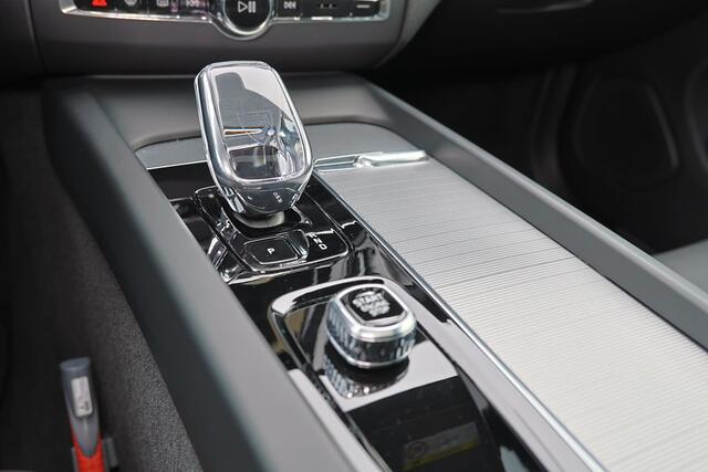 Volvo XC60 T6 Recharge AWD Plus Dark - Panorama/schuifdak - IntelliSafe Assist & Surround - Harman/Kardon audio - Parkeercamera achter - Verwarmde voorstoelen, stuur & achterbank - Parkeersensoren voor & achter - Elektr. bedienb. voorstoelen met geheugen - Draadloze