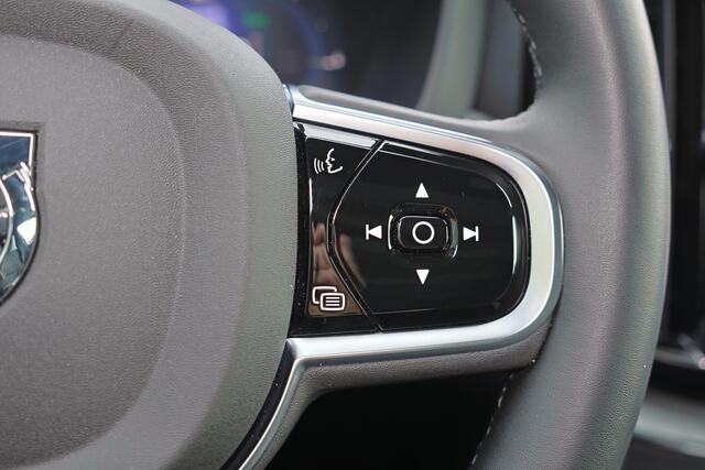 Volvo XC60 T6 Recharge AWD Plus Dark - Panorama/schuifdak - IntelliSafe Assist & Surround - Harman/Kardon audio - Parkeercamera achter - Verwarmde voorstoelen, stuur & achterbank - Parkeersensoren voor & achter - Elektr. bedienb. voorstoelen met geheugen - Draadloze