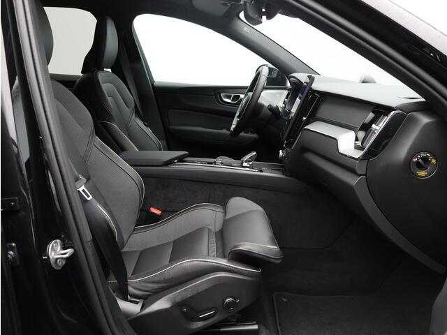 Volvo XC60 2.0 T6 Plug-in hybrid AWD Ultra Black Edition / Luchtvering / B&W Audio / 360 Camera / Panoramadak / Elektrische Stoelen / Head-Up Display / Full-Led /